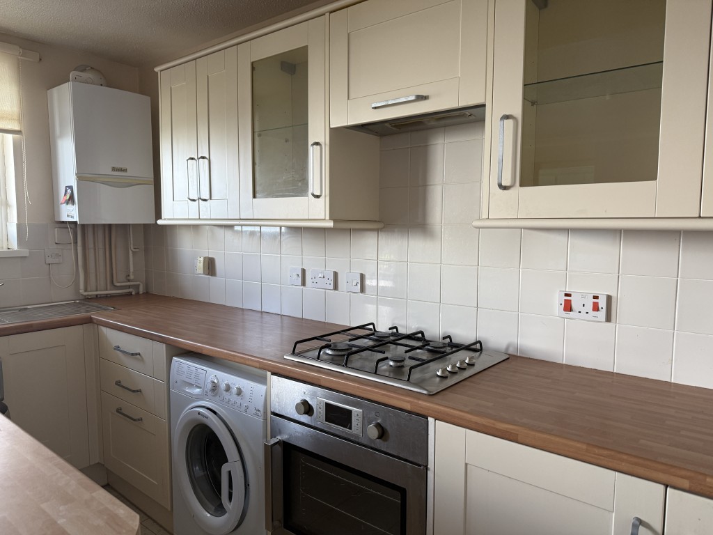 Lot: 131 - WELL PRESENTED GROUND FLOOR FLAT WITH SEA VIEWS - Modern fitted kitchen